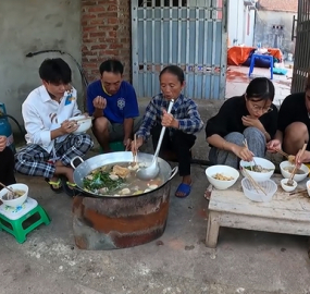 Bà Tân Vlog nấu nồi lẩu với miếng thịt có màu đen kì lạ, liệu thưởng thức xong có vấn đề gì không?